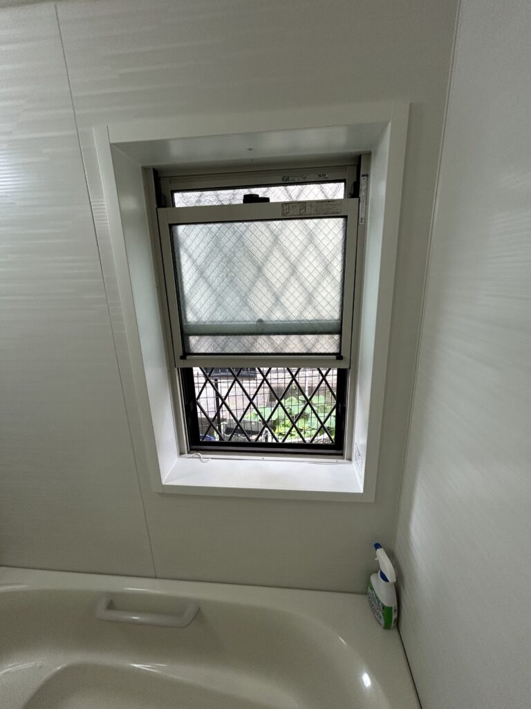 こちらは浴室の窓です。断熱性が低く、入浴時の寒さやヒートショックのリスクが懸念されていました。この窓からの冷気解消もご要望の一つでした。