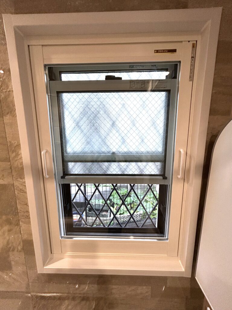 浴室の窓には「プラマードU」を取り付けました。これで浴室全体の断熱性が高まり、ヒートショック対策も万全です。安心してご入浴をお楽しみいただけます。