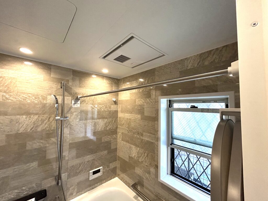 TOTOの浴室換気暖房乾燥機「三冠王」も設置。暖房機能で冬場のヒートショックを予防し、乾燥機能で雨の日の洗濯物も安心。一年中快適なバスルームになりました。