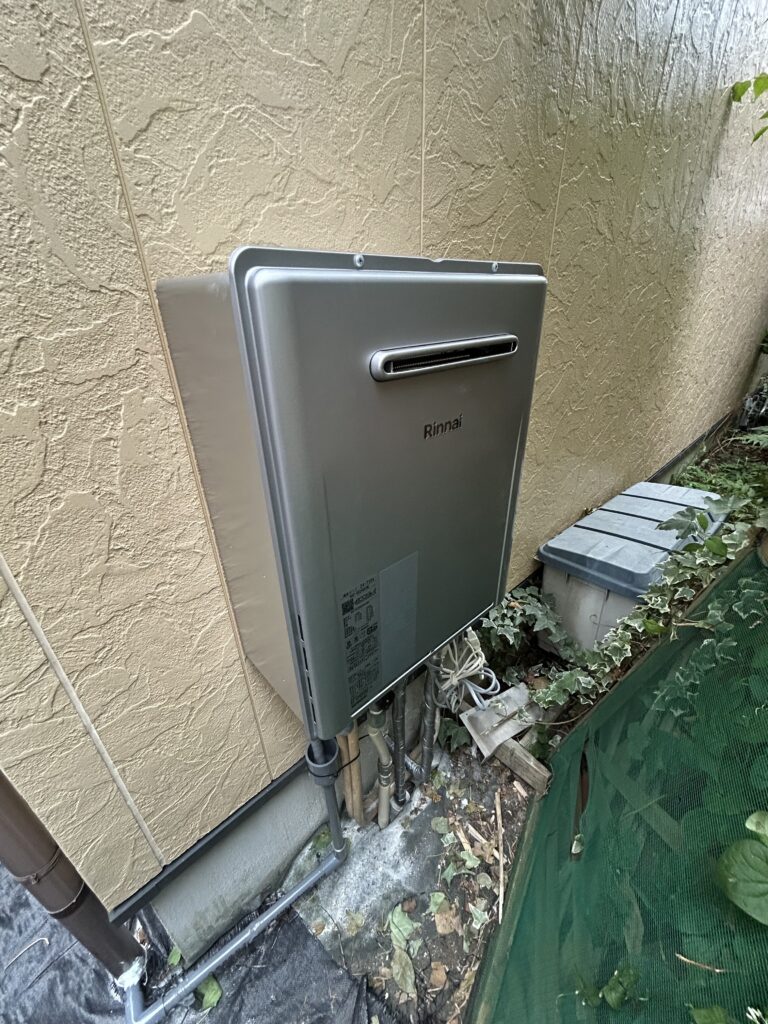 新しい給湯器はリンナイの「RUF-UE240EAW」です。高効率なエコジョーズタイプなので、月々のガス代削減に貢献します。見た目もスリムで綺麗になりました。