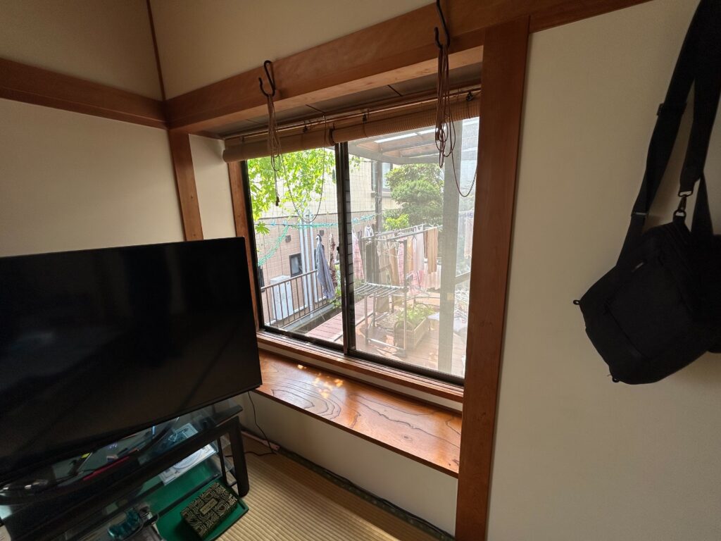 和室の窓です。現在のサッシでは気密性が低く、隙間風が入りやすい状態でした。暖房をつけてもなかなかお部屋が暖まらず、快適に過ごすことが難しいというお悩みがありました。