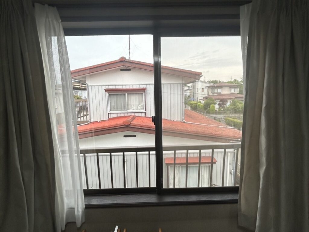 洋室の窓です。こちらもアルミサッシのため、冬は窓際からヒンヤリとした冷気が伝わり、ガラス一面に結露が発生しやすい状態でした。お部屋の快適性を損なう一因でした。