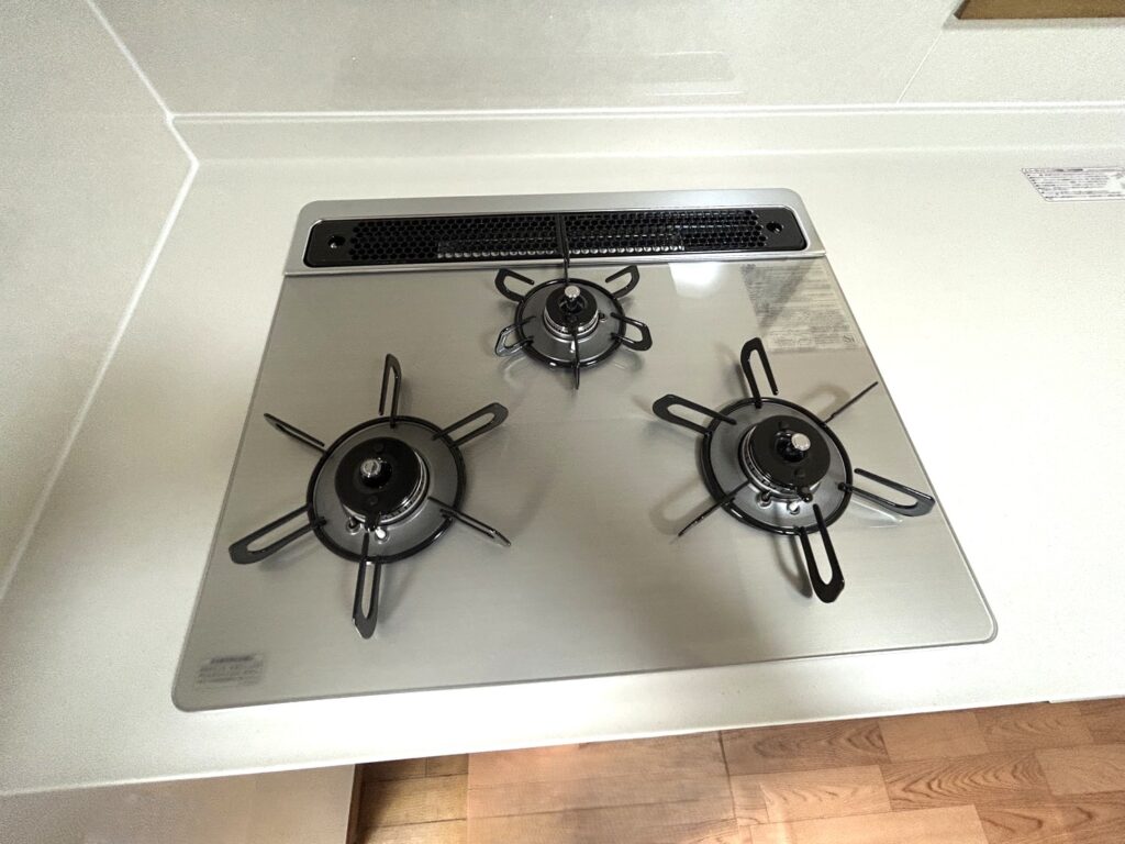 新しいガスコンロは、凹凸の少ないフラットなガラストップで、吹きこぼれなどもサッと一拭きでキレイになります。以前のコンロに比べて格段にお手入れがしやすくなり、毎日の家事負担を軽減します。