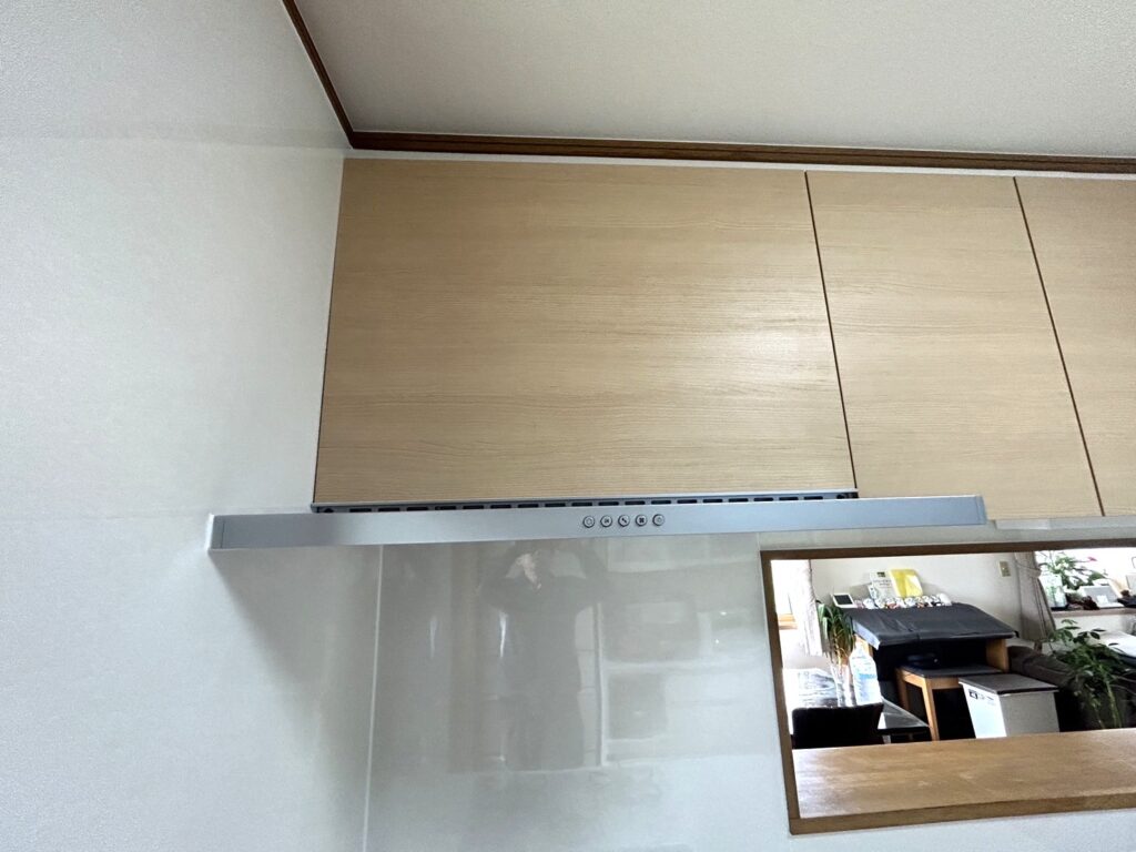 お手入れが大変だったプロペラファンから、薄型でお掃除しやすい最新のシロッコファンレンジフードに交換しました。整流板の効果で煙をパワフルに吸引し、油汚れも拭き取りやすい構造になっています。