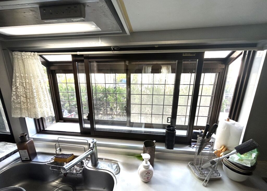 キッチンの窓にもプラマードUを取り付けました。冬の寒い朝でも窓際のヒンヤリ感が和らぎ、快適に家事ができます。結露の発生も強力に抑制するため、カビ対策としても有効です。