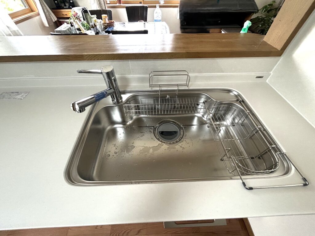 LIXIL シエラSの「スキットシンク」は、水がゴミや汚れと一緒にスムーズに流れるナイアガラフロー方式を採用しています。シンクのお手入れが簡単で、広く使えるため、洗い物などの作業効率もアップします。