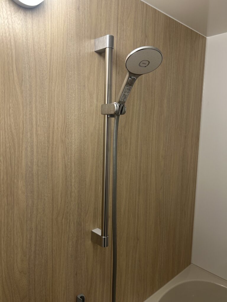 リノビオPの壁パネルは、木目調のデザインで温かみのある空間を演出します。シャワーは節水効果の高いエコアクアシャワーを採用し、スライドバーでご家族それぞれの使いやすい高さに調整できるため、大変便利です。