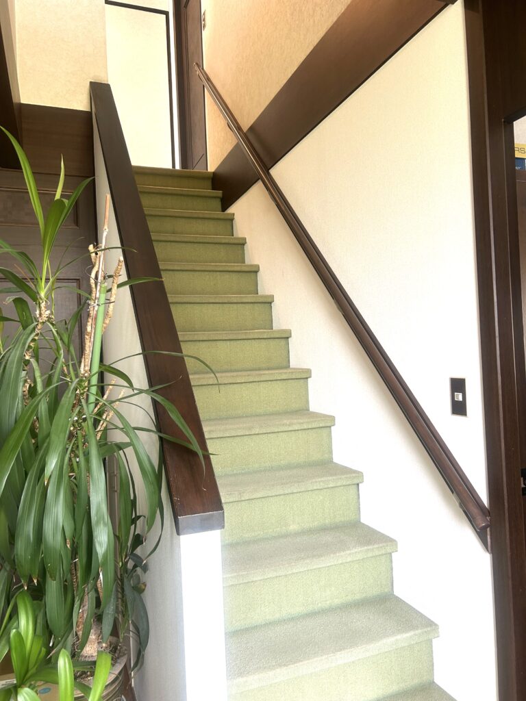 階段には新たに大建のシステム手摺35型を設置しました。握りやすい太さと温かみのある木目調のデザインで、安全な昇り降りをしっかりとサポートします。