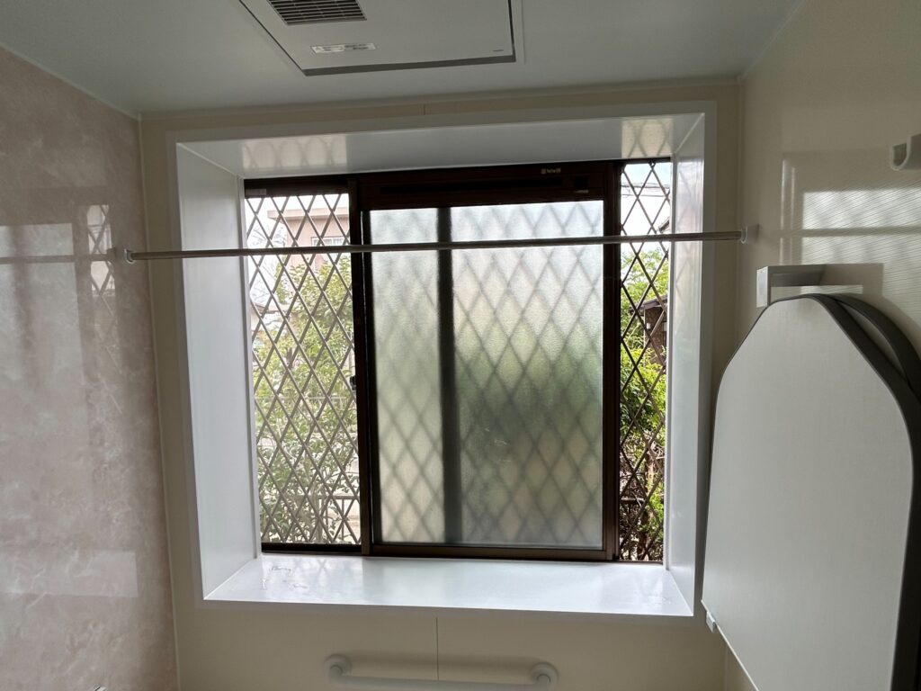 施工前の浴室窓です。今回はユニットバスの入れ替えと同時に、さらに断熱性を高めるため内窓の設置もご決断されました。