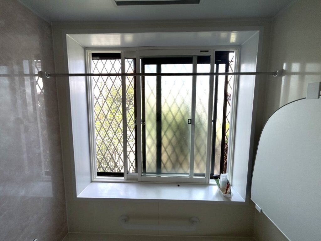 浴室の窓にはYKKAPプラマードUを設置。断熱性が向上し、冬場のヒートショック対策に繋がります。既存の窓とプラマードUの間に生まれる空気層が、冷たい外気をしっかり遮断します。