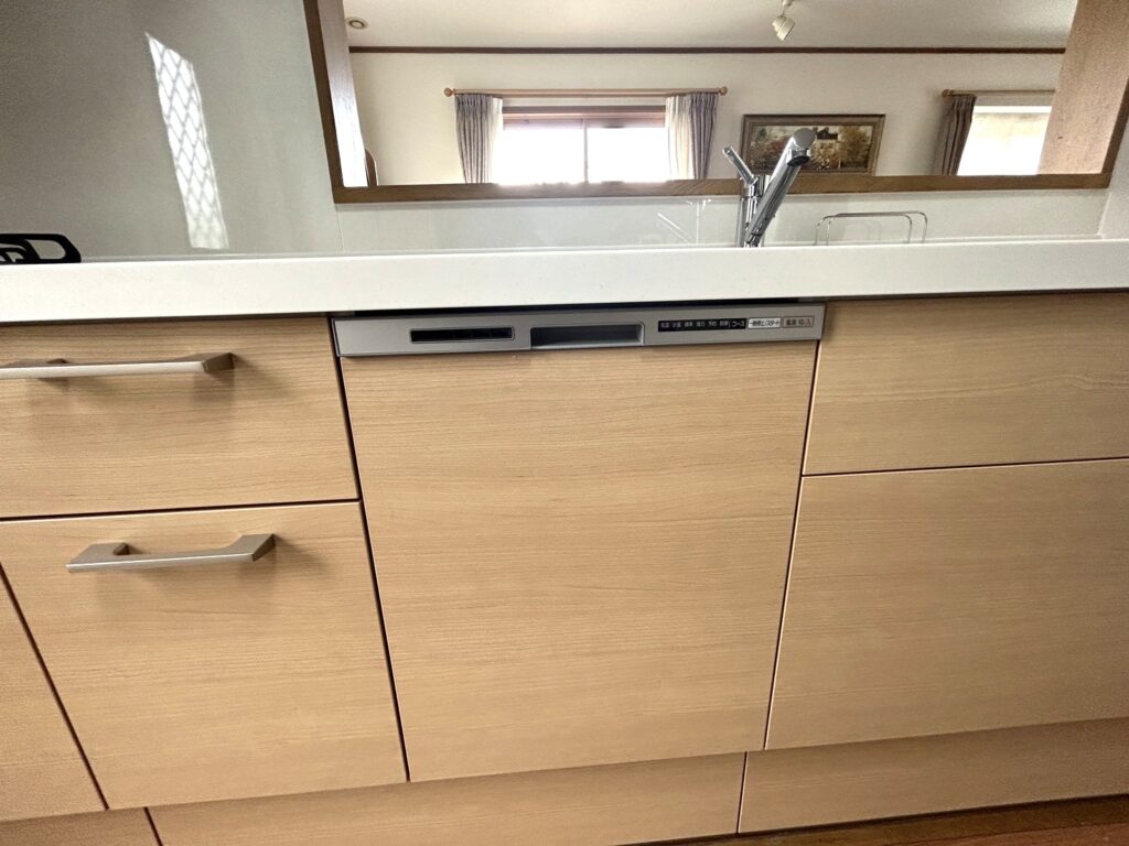 今回のリフォームで、新たにビルトイン食器洗い乾燥機を導入しました。手洗いの手間が省けるだけでなく、節水効果も期待できます。キッチン全体がすっきり見えるデザインもお客様からご好評です。
