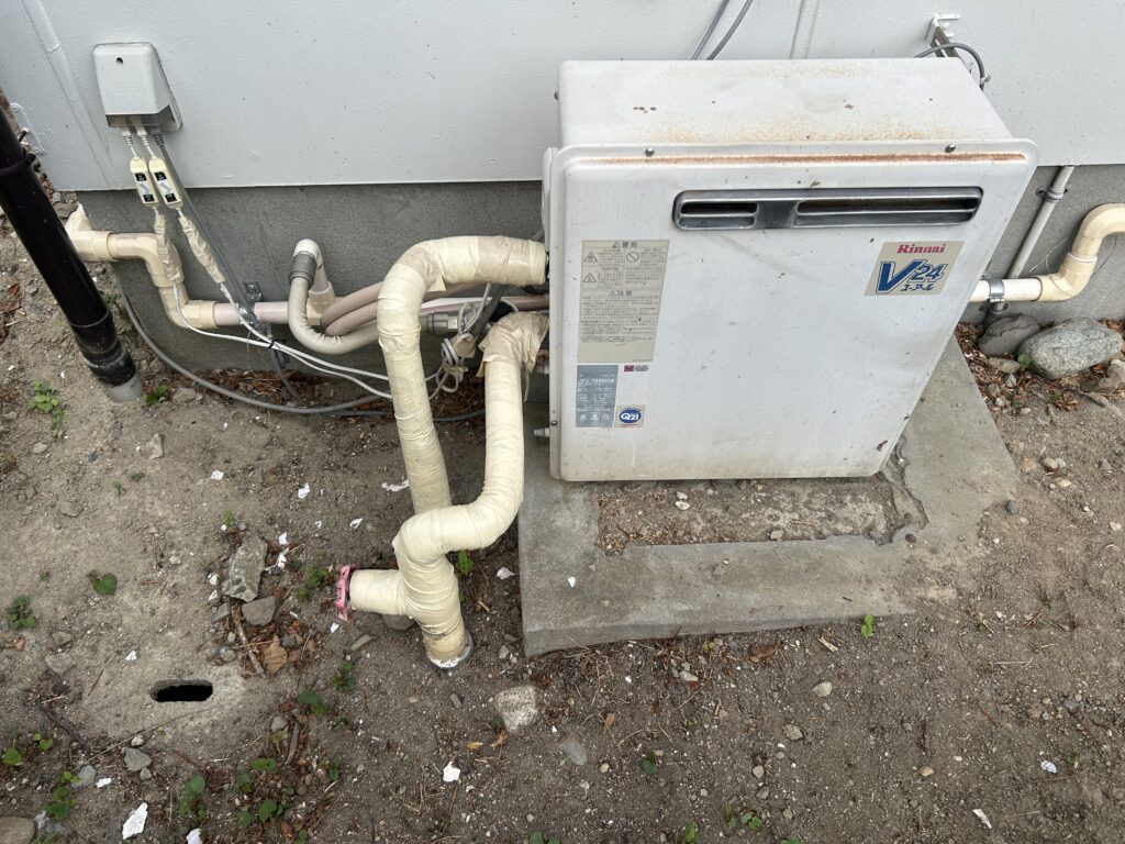 既存の給湯器は長年のご使用で、本体や配管の保温材に劣化が見られました。浴室リフォームを機に、よりガス代を節約できる高効率なエコジョーズへの交換をご提案しました。