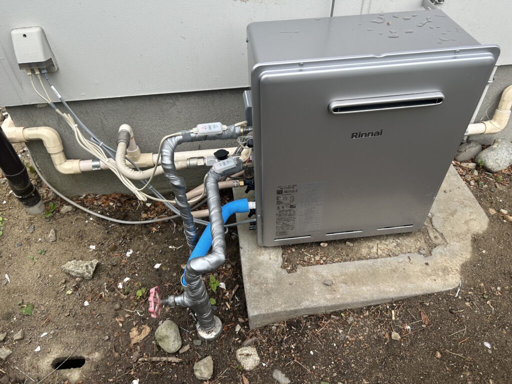 新しい給湯器はリンナイのエコジョーズ RUF-E2008SAGです。少ないガス量で効率よくお湯を沸かし、ガス代を節約します。配管も新しくし、凍結対策も万全に施工しました。