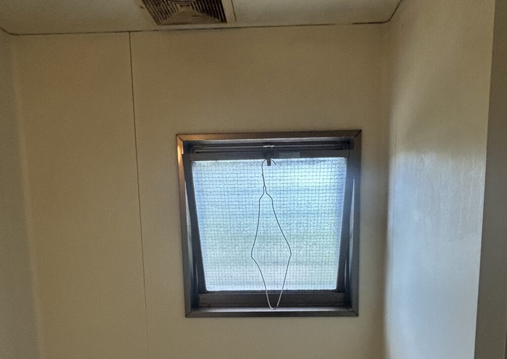  既存の窓はルーバー式で、デザイン性と共に断熱性にも課題がありました。M様はリフォームを機に、浴室の雰囲気に合う、すっきりとしたデザインで暖かい窓への交換をご希望でした。