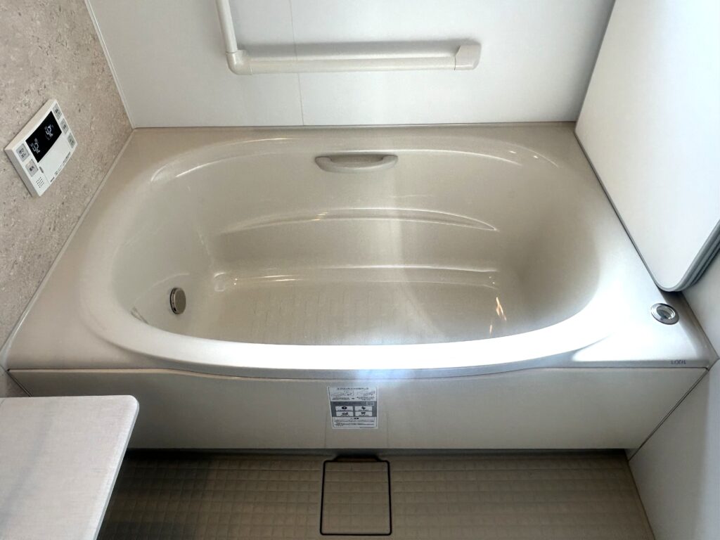 LIXILリデアの浴槽は、水面がどこまでも続くようなデザインが美しい「ミナモ浴槽」です。浴槽の上縁が広いため開放感があり、ゆったりと肩まで浸かれます。壁のリモコンも新しくなり、操作性も向上しました。