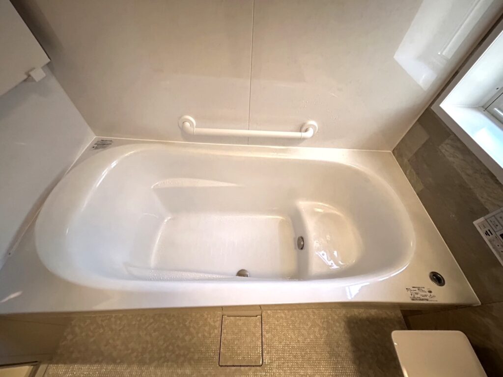 TOTOサザナの「ほっカラリ床」は、滑りにくく、畳のような柔らかさが特長です。直接座ったり膝をついたりしても痛くありません。また、高断熱の「魔法びん浴槽」は、お湯の温度が下がりにくいため、追い焚きの回数が減り、日々の光熱費節約にも貢献します。