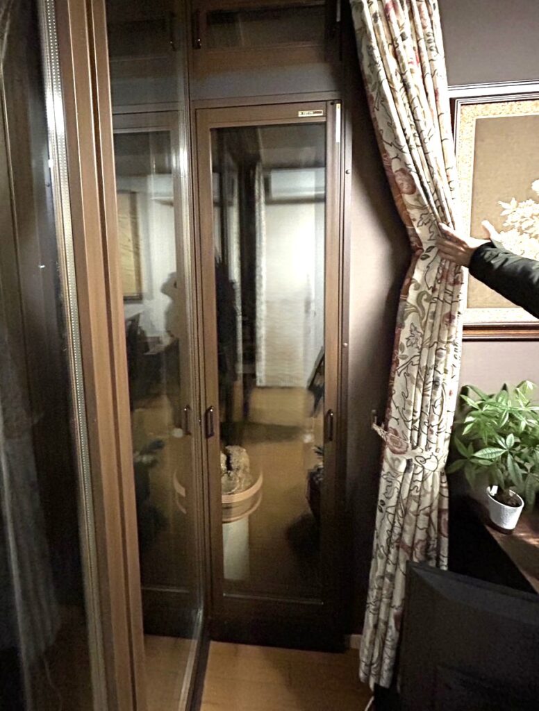 縦長の窓にもプラマードUを設置。既存の窓と新しい内窓の間に生まれる空気の層が、壁のような役割を果たし、優れた断熱効果を発揮します。これにより、外の冷たい空気が室内に伝わりにくくなります。
