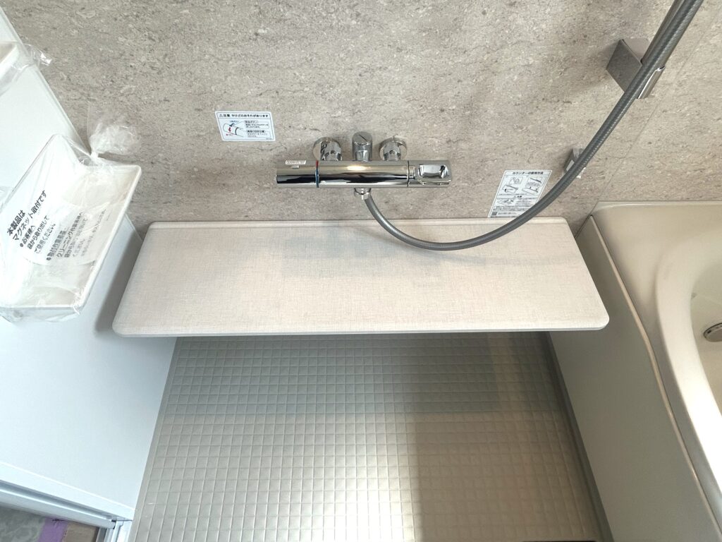 LIXILリデアのデザインのアクセントにもなる「まる洗いカウンター」です。ファブリック調ホワイトの質感が、浴室に温かみをプラスします。壁から簡単に取り外せるため、裏側まで楽にお掃除できる機能性も魅力です。