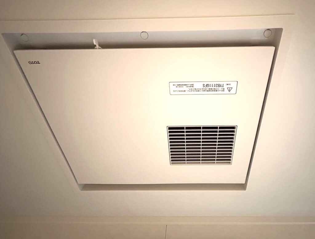 天井に設置したTOTOの浴室換気暖房乾燥機「三乾王」は、暖房機能で冬場のヒートショックを防ぎます。さらに、衣類乾燥やカビの発生を抑制する換気・乾燥機能も搭載されており、H様の浴室を一年中快適な状態に保つための重要な設備となりました。