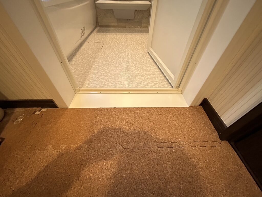 入口の段差は、バリアフリー仕様の出入り口にすることで完全に解消しました。弊社サイトホームの施工では、つまずきやすい敷居をなくし、脱衣所の床と高さを揃えることで、お子様からご高齢の方まで誰もが安全に出入りできる浴室を実現します。