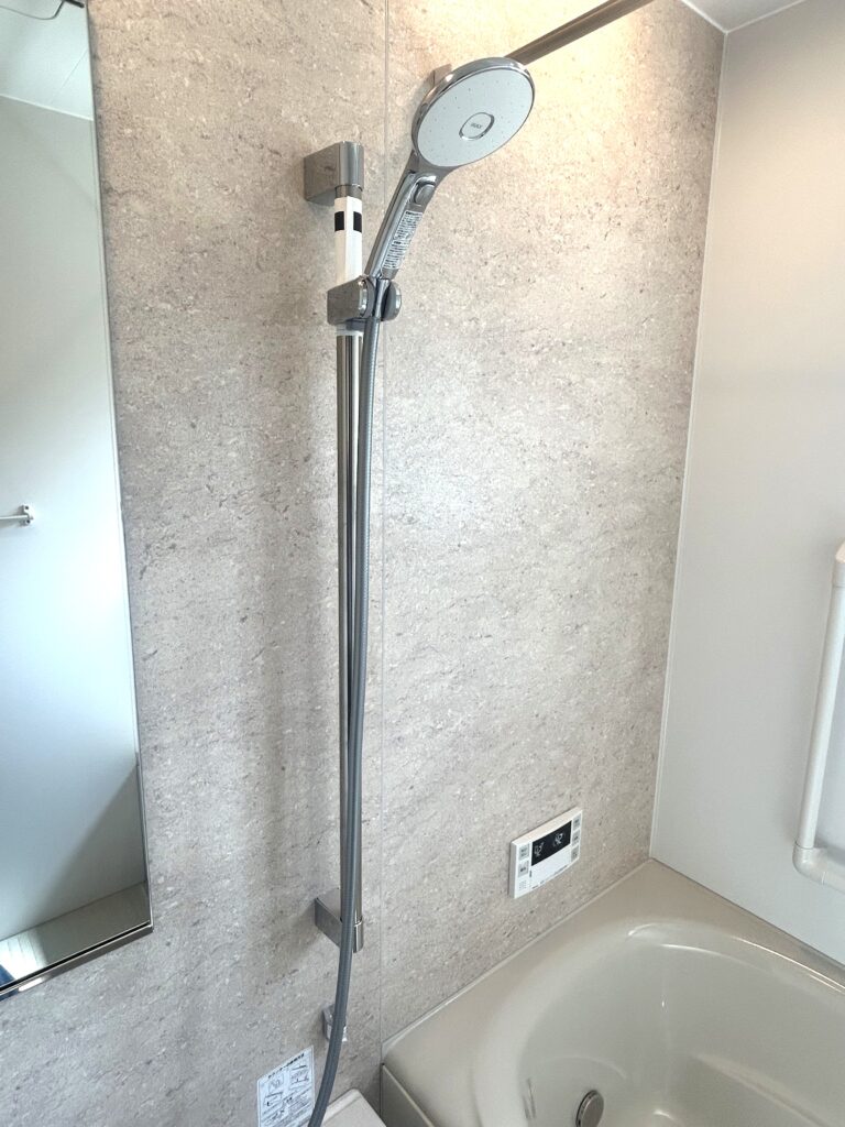 シャワーは節水効果の高いエコアクアシャワーを採用。メタル調のデザインが高級感を高めます。スライドバーで高さを自在に調整できるため、ご家族皆様にとって使いやすい仕様となっています。