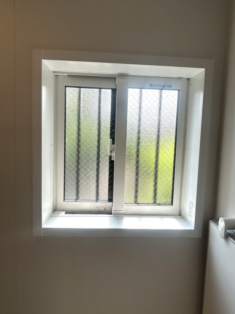 断熱性に優れたYKKAPのエピソードⅡ防火窓GNEOへ交換しました。すっきりとしたデザインが新しい浴室に調和し、明るい光を取り込みます。複層ガラスで断熱性が向上し、冬でも快適なバスルームを実現しました。