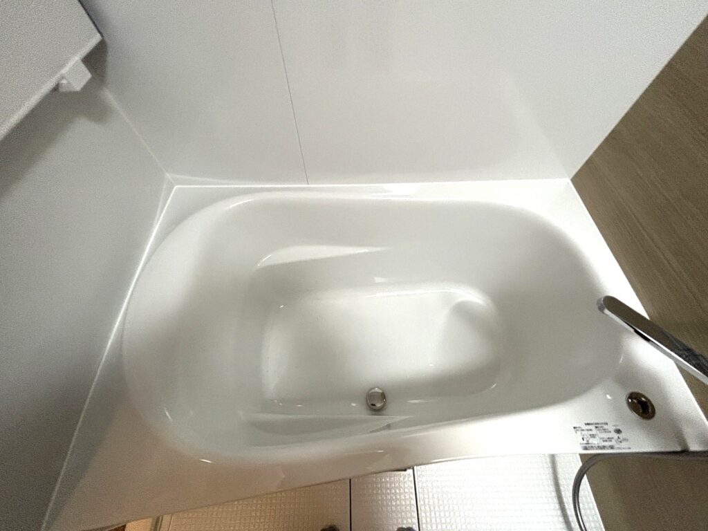 リフォーム後のTOTO WTシリーズの浴槽です。以前よりゆったりと足を伸ばせる形状になり、一日の疲れを癒すリラックス空間になりました。白を基調としたことで、清潔感が格段に向上しています。