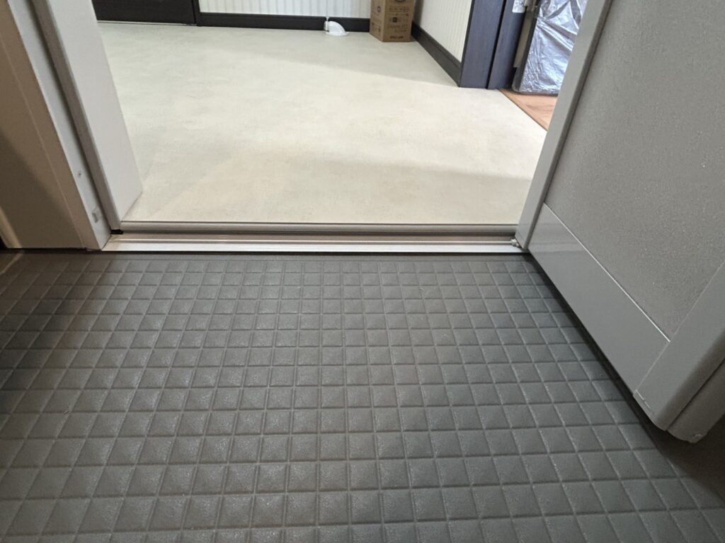 A様の一番のご要望だった入口の段差は完全に解消され、つまずく心配のないフラットな出入り口になりました。バリアフリー化により、ご家族皆様がこれから先もずっと安心して使える浴室が実現しました。