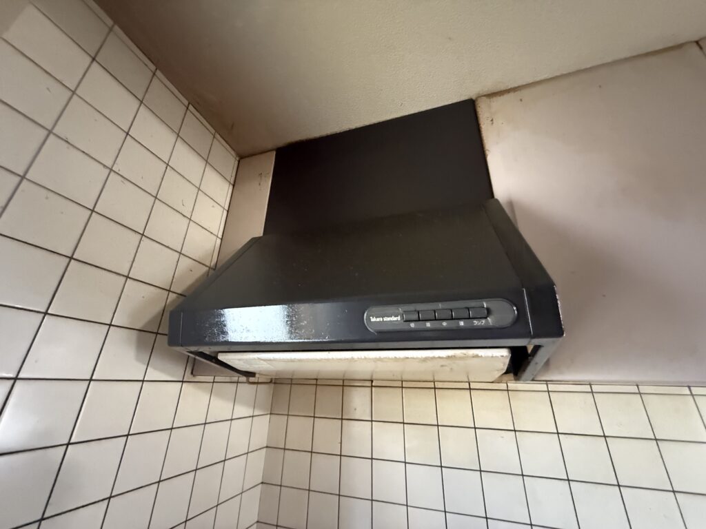 タカラスタンダードのプロペラファン式レンジフードは、長年の油汚れが蓄積していました。カバーの取り外しが複雑で、内部の清掃には時間と手間がかかる状態でした。