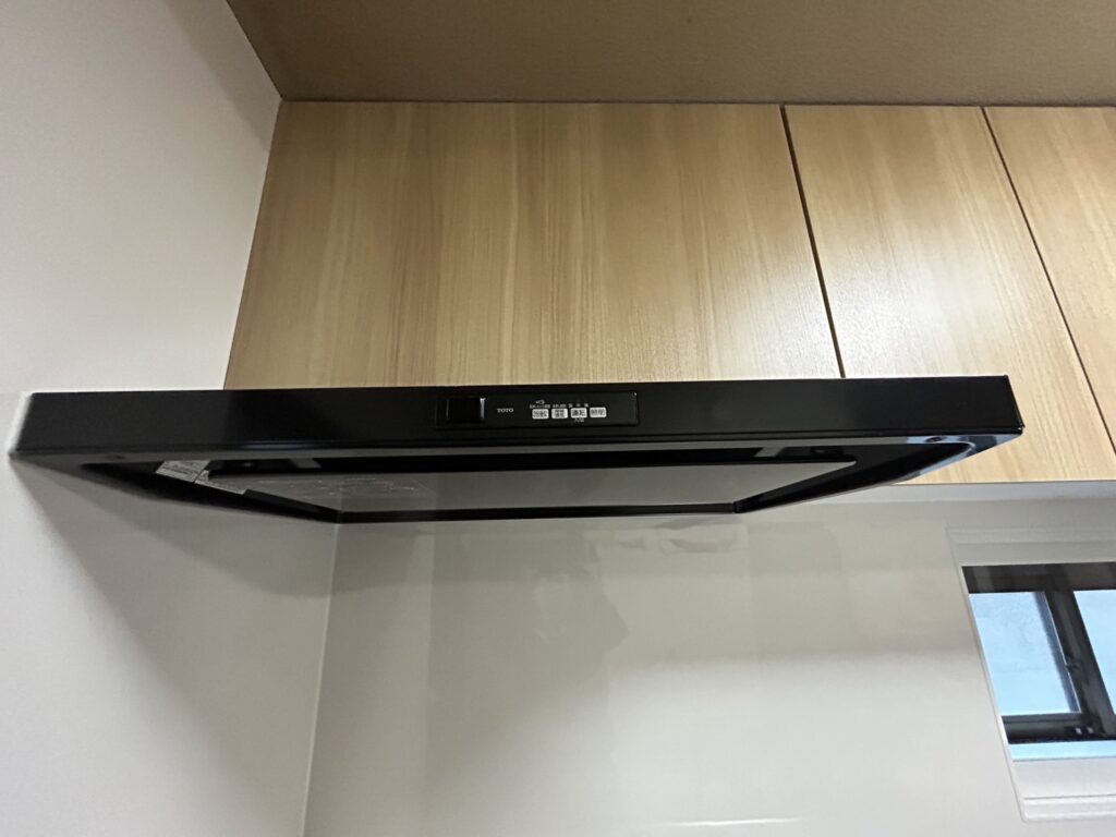 TOTOミッテのスリム型レンジフードは、以前のフードより薄くスタイリッシュです。フィルターの取り外しも簡単で、継ぎ目が少ないデザインのため、外側の拭き掃除が非常にスムーズに行えます。