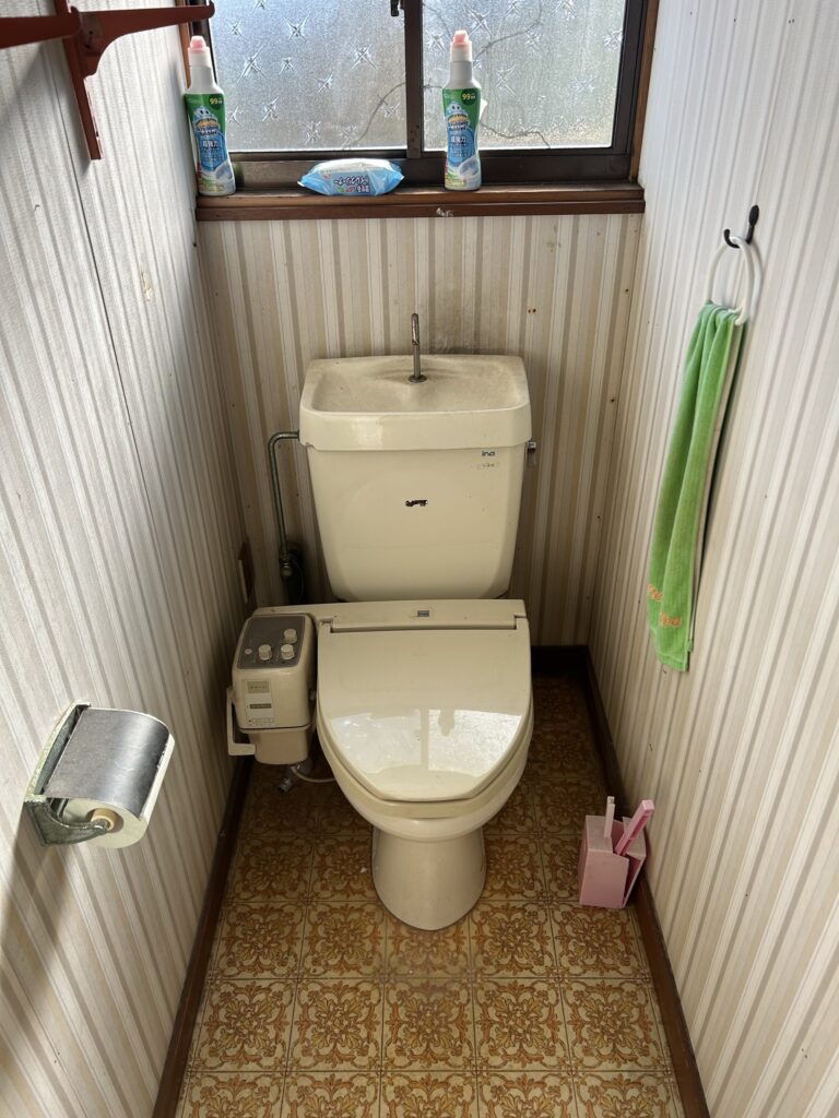 施工前の温水洗浄便座付きトイレは、経年劣化による黄ばみやタンク周りの隙間汚れが目立ち、お施主様がお手入れのしにくさに悩まれていました。