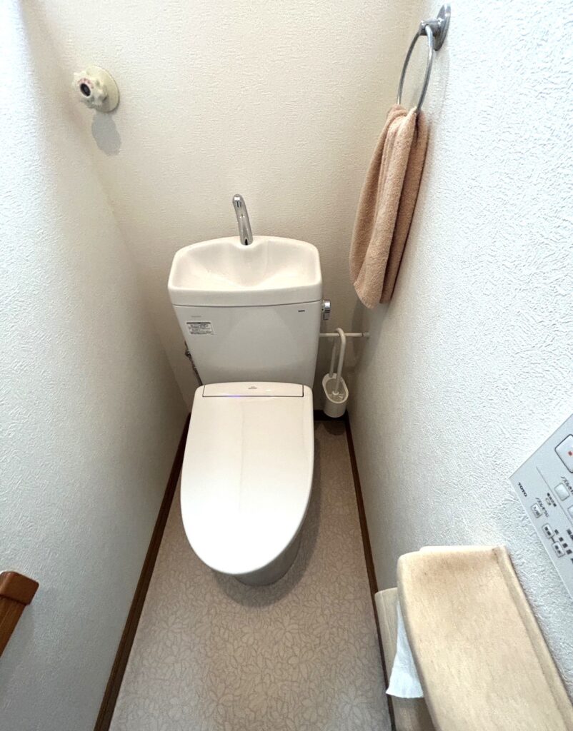 TOTOピュアレストQRは、少ない水で力強く洗い流す『トルネード洗浄』を採用し、手洗いがしやすい形状のタンクで節水性も大幅に向上しました。