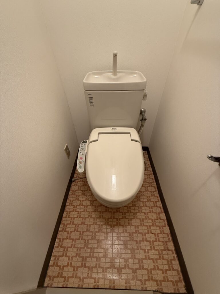 施工前のトイレは、フチ裏の頑固な汚れが落としにくく、床のクッションフロアも変色が目立ち、暗い印象を与えていました。