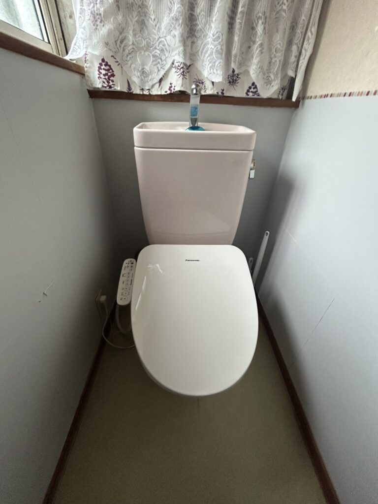 従来のトイレは便器のフチ裏など凹凸が多い形状のため、ホコリや汚れがたまりやすく、毎日のお掃除に手間がかかる点がご不満でした。