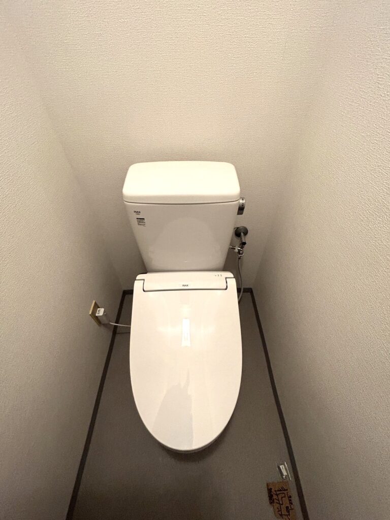 LIXILアメージュ便器は、フチを丸ごとなくした『フチレス形状』のため、マンションの限られたトイレスペースでもサッとお手入れが完了します。