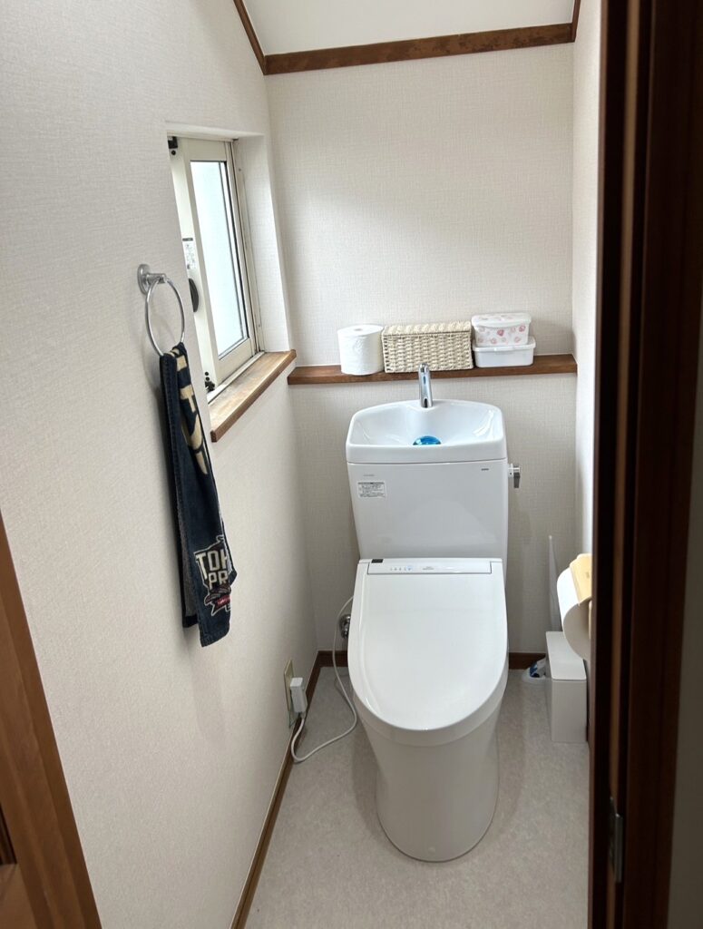 TOTOピュアレストQRのフチなし便器は、汚れが付きにくいセフィオンテクト技術とトルネード洗浄により、軽い拭き掃除だけで綺麗に維持できます。