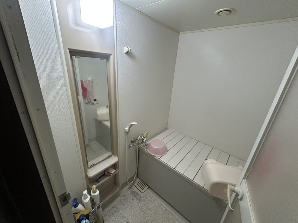 従来のマンション用ユニットバスは、浴槽が深くて入りにくく、床や排水口まわりのカビや水あかなど、日々のお手入れに手間がかかっていました。