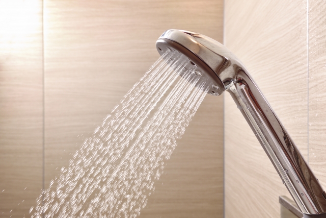お湯がぬるいのは寿命？給湯器の交換サインと我が家に合う選び方のポイント