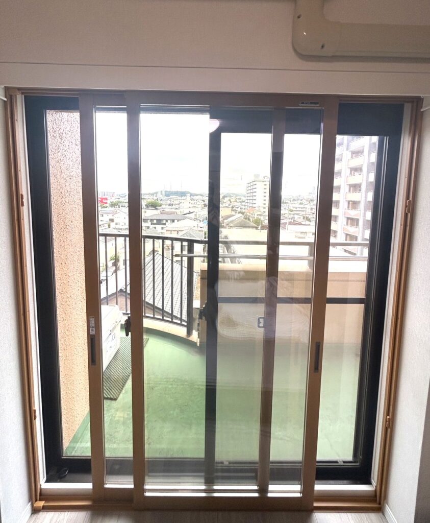 バルコニー側にも掃き出し窓にYKKウチリモを設置したことで、窓際の気密性と断熱性が飛躍的に高まり、足元の底冷えをしっかり遮断します。