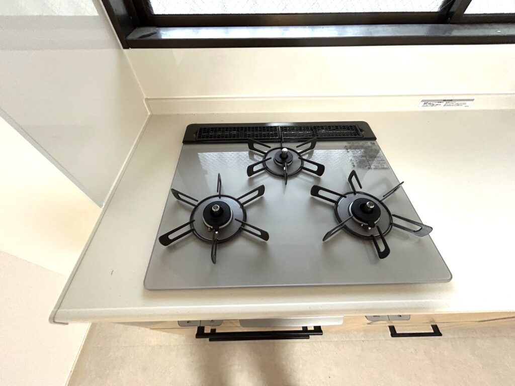 新しく設置されたガラストップ両面焼きコンロです。フラットなガラストップでお手入れがしやすく、毎日の調理を快適にサポートします。