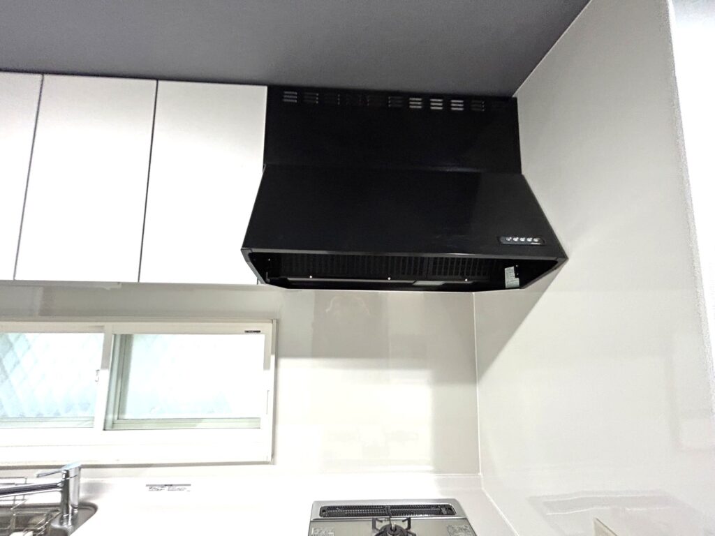 レンジフードはシンプルなブーツ型を選定し、ブラックカラーで引き締めることで、空間にアクセントを加えました。