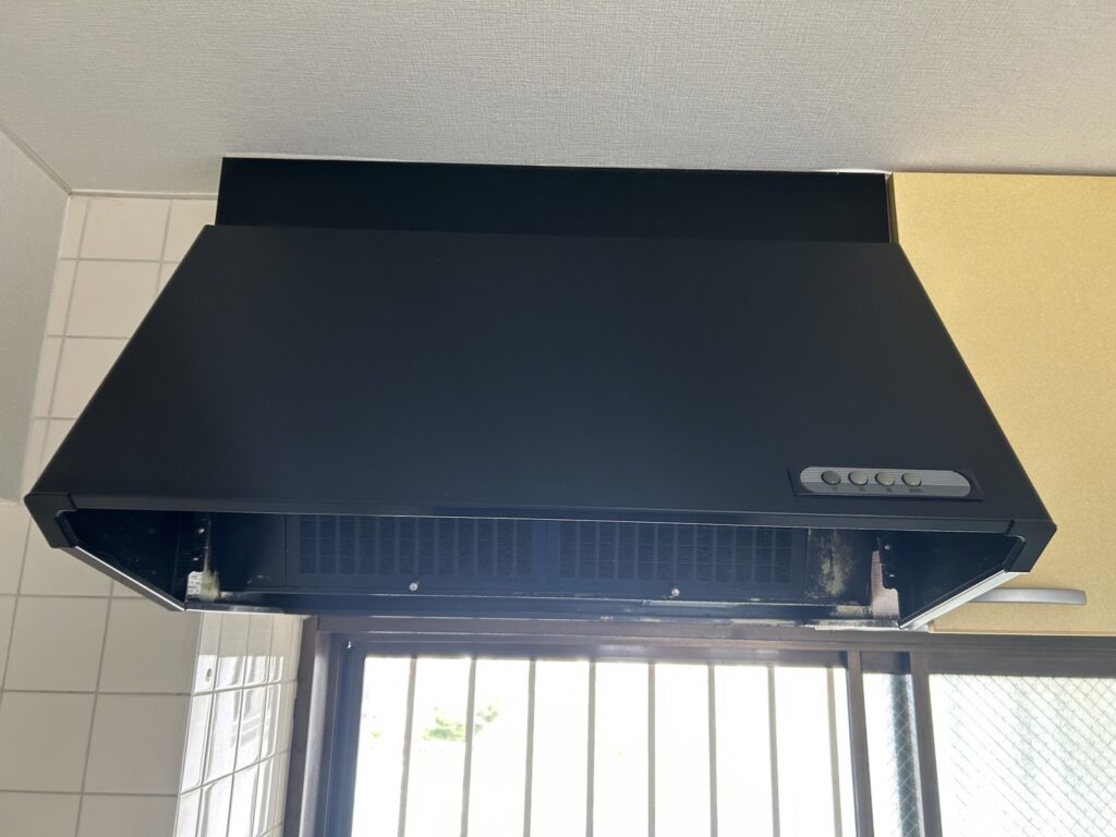 施工前のレンジフードです。従来の型は油汚れが溜まりやすく、日々の掃除に負担がかかっていたため、お掃除がしやすい最新モデルへの交換をご希望でした。