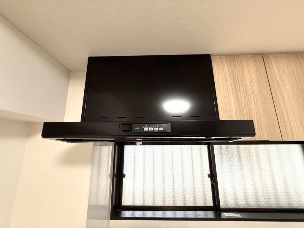 スーパークリーンフードはファンのお手入れが10年間不要なうえ、凹凸の少ない本体は整流板を外して裏側を拭くだけとお手入れが簡単です。<br />
