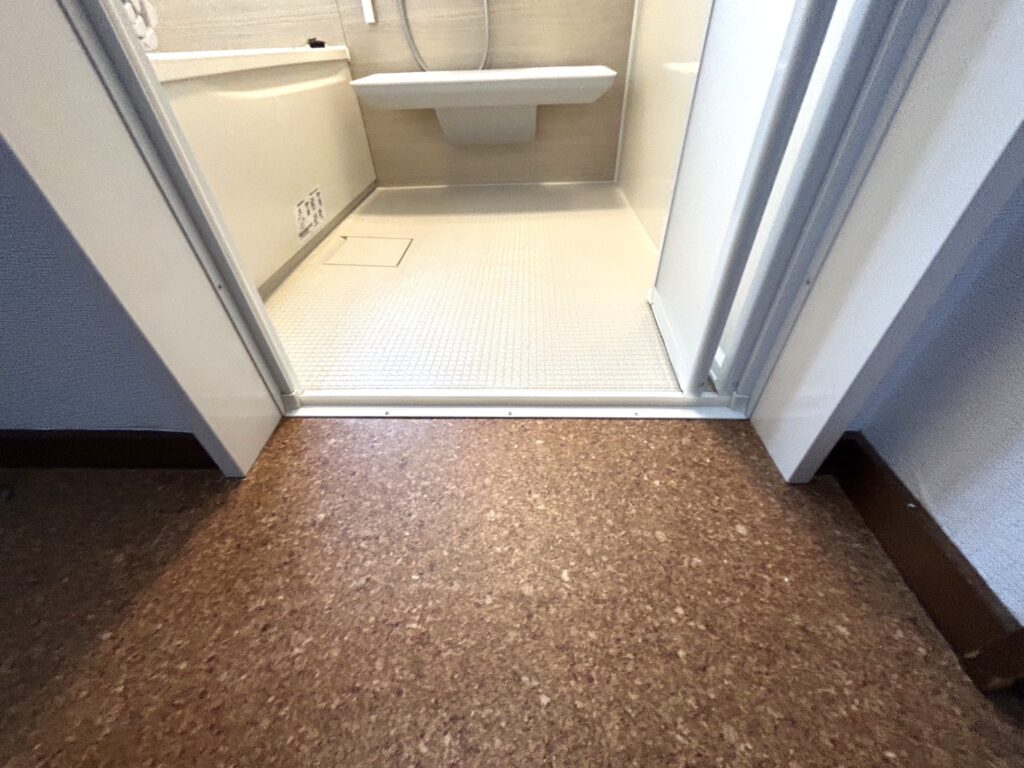 脱衣室と浴室の敷居段差を完全にフラットへ解消し、足元への負担がない安全な動線を確保しました。