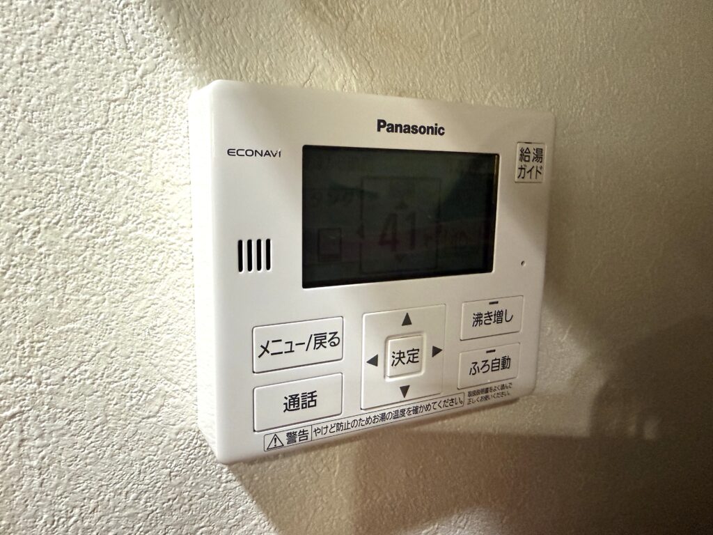 キッチンのリモコン操作パネルです。視認性が高く、ECONAVI機能など便利な最新機能で快適にお湯をお使いいただけます。