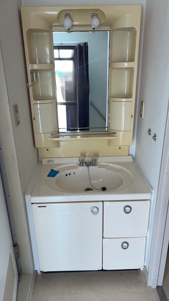 従来の洗面台は収納力やボウルの汚れが気になり、明るくお手入れしやすいモデルへの変更をご要望いただきました。
